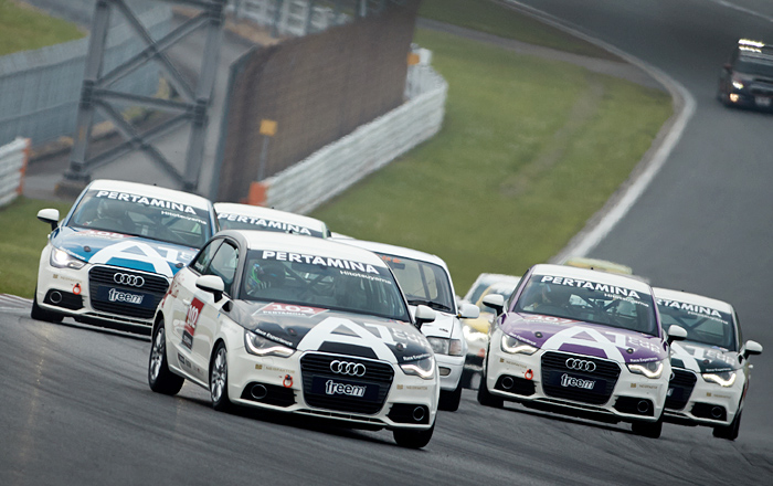 最終ラップに逆転したイシカワヨシオが0.147秒差で逃げ切り、開幕戦優勝を飾る