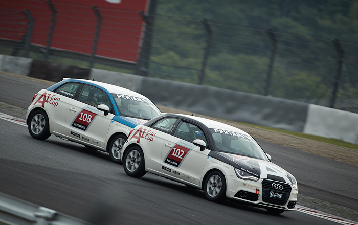 最終ラップに逆転したイシカワヨシオが0.147秒差で逃げ切り、開幕戦優勝を飾る