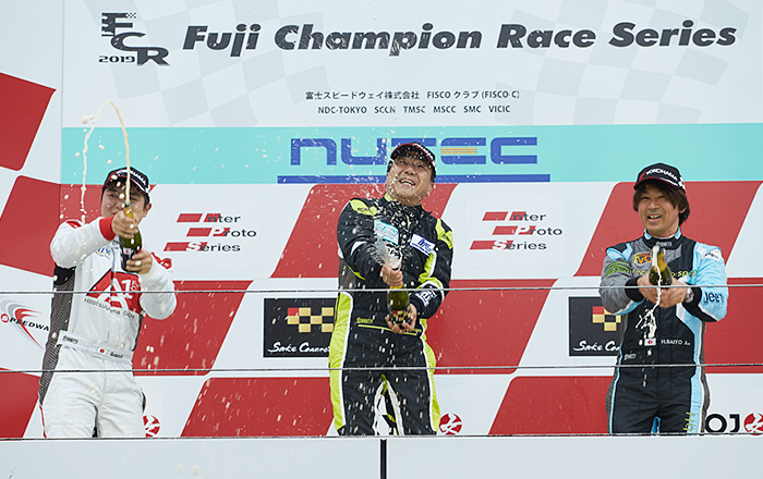 最終ラップに逆転したイシカワヨシオが0.147秒差で逃げ切り、開幕戦優勝を飾る